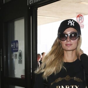 Exclusif - Paris Hilton arrive simultanément à l'aéroport de Los Angeles (LAX), le 26 décembre 2018.