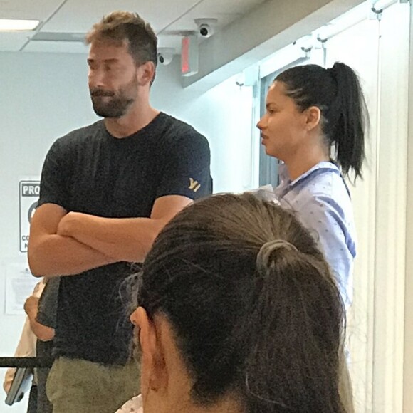 Exclusif - Adriana Lima a été aperçue en compagnie de son ex mari Marko Jaric au consulat du Brésil à Miami. Le 5 décembre 2018.