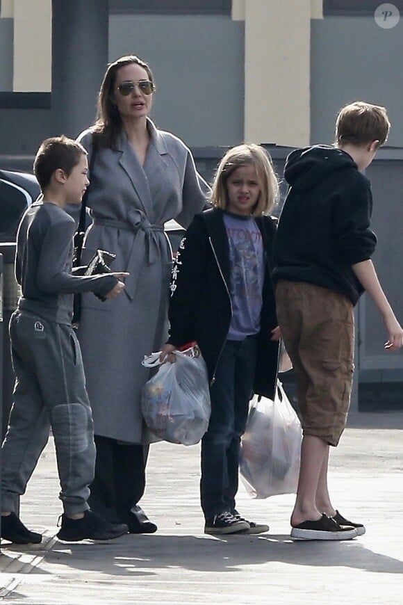 Exclusif - Angelina Jolie fait ses courses avec ses enfants Viviene, Shiloh et Knox à Los Angeles le 24 décembre 2018.