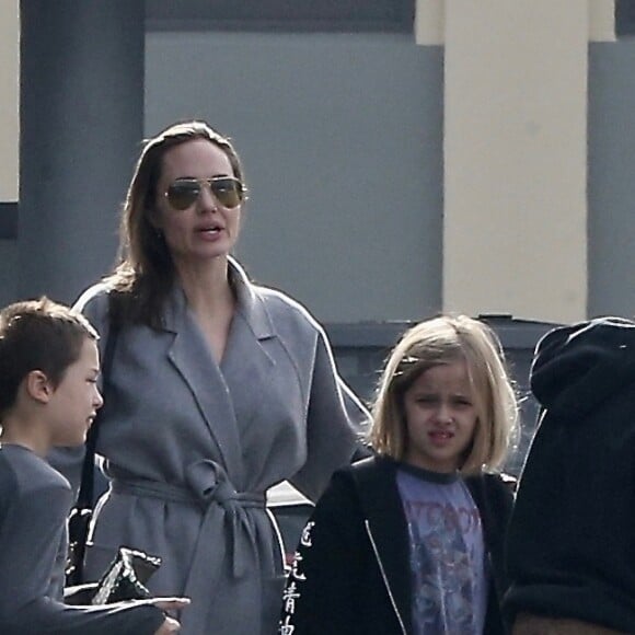 Exclusif - Angelina Jolie fait ses courses avec ses enfants Viviene, Shiloh et Knox à Los Angeles le 24 décembre 2018.