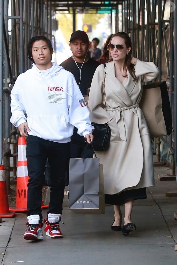 Exclusif - Angelina Jolie passe du bon temps avec son fils Pax à Santa Monica le 22 décembre 2018.