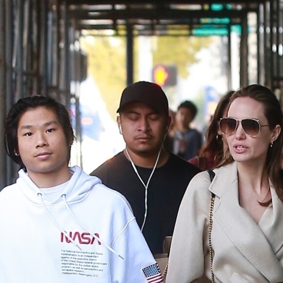 Exclusif - Angelina Jolie passe du bon temps avec son fils Pax à Santa Monica le 22 décembre 2018.