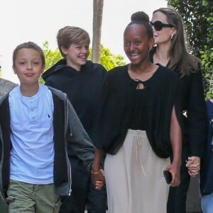 Angelina Jolie et ses quatres enfants Vivienne, Zahara, Knox et Shiloh sortent d'un cinéma à Los Angeles le 18 août 2018.