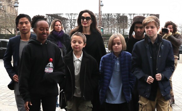 Angelina Jolie et ses enfants (Maddox, Zahara, Shiloh, Pax, Knox et Vivienne) vont visiter le musée du Louvre à Paris le 30 janvier 2018.