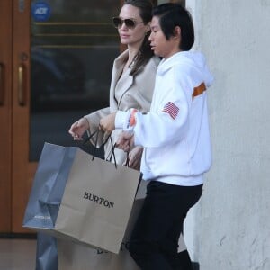 Exclusif - Angelina Jolie passe du bon temps avec son fils Pax à Santa Monica le 22 décembre 2018.