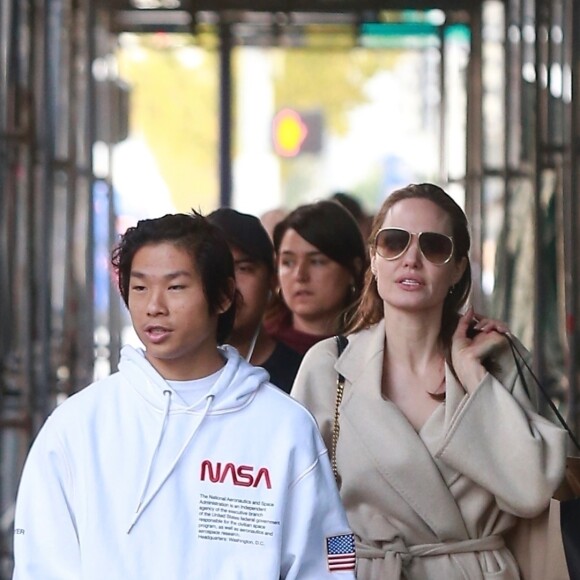 Exclusif - Angelina Jolie passe du bon temps avec son fils Pax à Santa Monica le 22 décembre 2018.