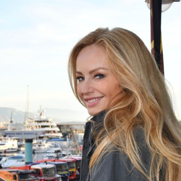 Adriana Karembeu, marraine de la 11e édition de l'Africa Eco Race, donne le départ du Rallye le 30 décembre 2018 à Monaco. © Bruno Bebert/Bestimage