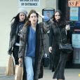 Exclusif - Prix spécial - Demi Moore et ses trois filles Rumer, Scout et Tallulah Willis vont chercher de la nourriture à emporter avant de partir pour une virée shopping à Studio City le 3 février 2017.