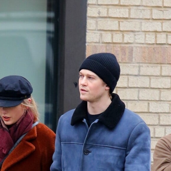 Taylor Swift et son compagnon Joe Alvyn se promènent main dans la main après avoir déjeuné dans le quartier de West Village à New York, le 30 décembre 2018.