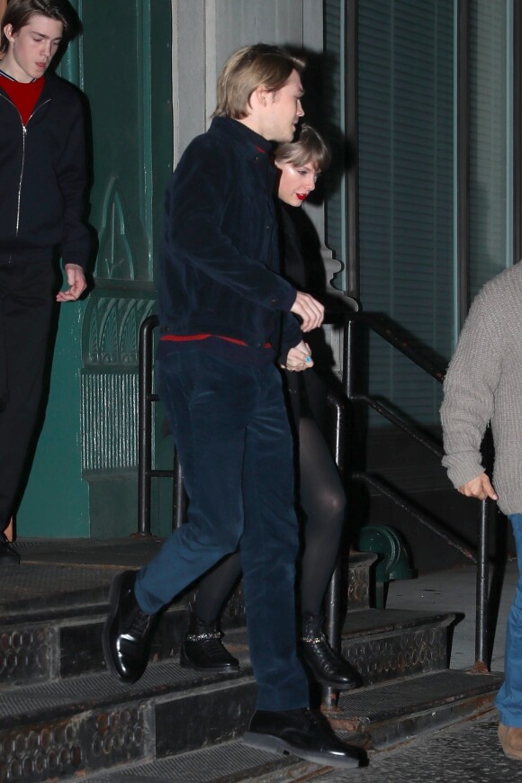 Taylor Swift et son compagnon Joe Alvyn sont allés dîner en amoureux au restaurant à New York, le 30 décembre 2018.