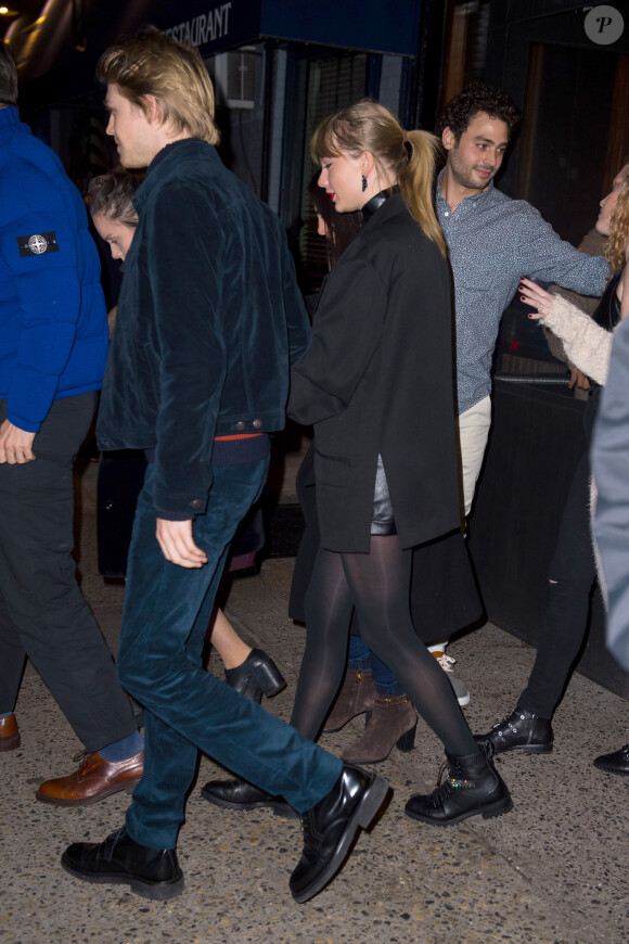 Taylor Swift et son compagnon Joe Alwyn, arrivent au dîner New Years's Eve main dans la main à New York le 30 décembre 2018.