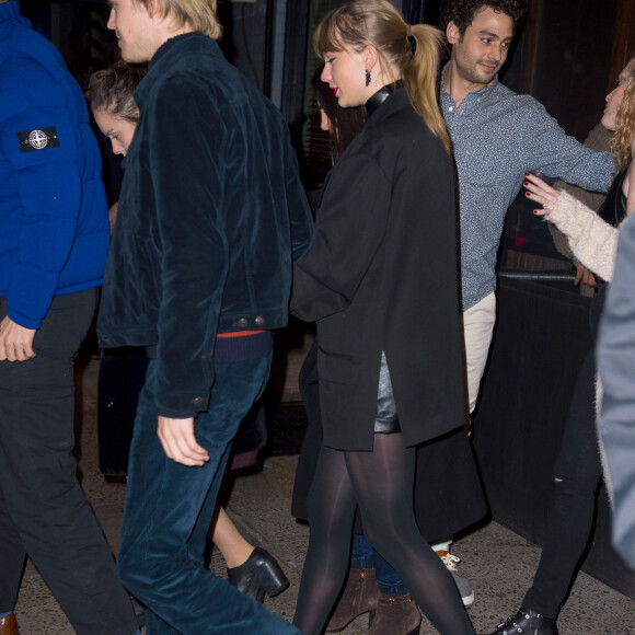Taylor Swift et son compagnon Joe Alwyn, arrivent au dîner New Years's Eve main dans la main à New York le 30 décembre 2018.