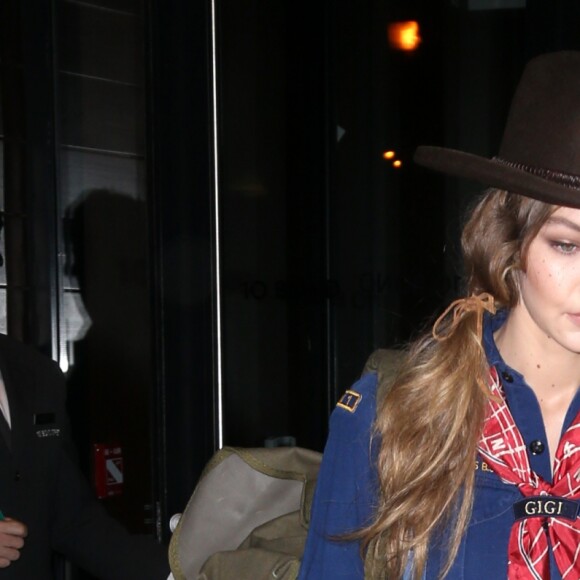 Gigi Hadid porte un déguisement de scout alors qu'elle se rend à la soirée Halloween de Taylor Swift à New York, le 31 octobre 2016.