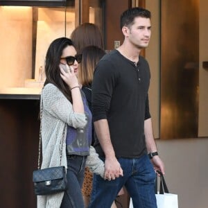 Exclusif - Olivia Munn fait du shopping avec son nouveau compagnon Tucker Roberts à Los Angeles. Les amoureux sont allés faire des achats dans le magasin Celine. Le 16 décembre 2018