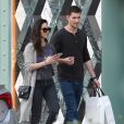 Exclusif - Olivia Munn fait du shopping avec son nouveau compagnon Tucker Roberts à Los Angeles. Les amoureux sont allés faire des achats dans le magasin Celine. Le 16 décembre 2018