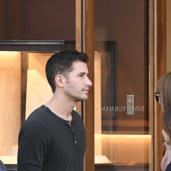 Exclusif - Olivia Munn fait du shopping avec son nouveau compagnon Tucker Roberts à Los Angeles. Les amoureux sont allés faire des achats dans le magasin Celine. Le 16 décembre 2018