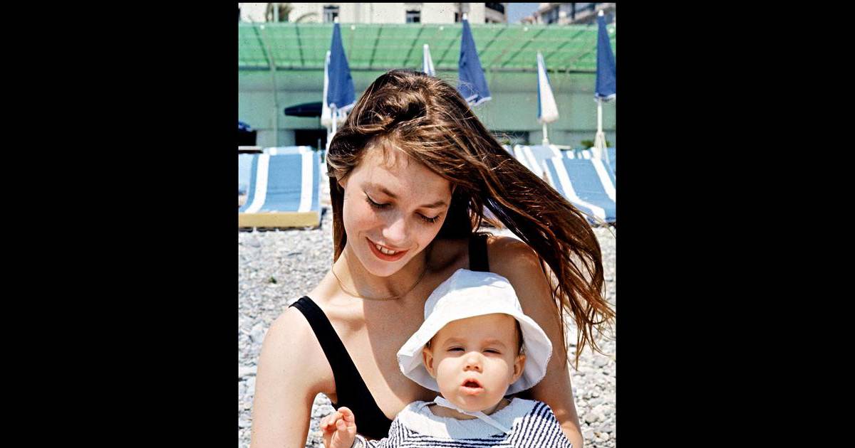 Charlotte Gainsbourg Dans Les Bras De Sa Mere Jane Birkin A Nice En 1972 Purepeople Charlotte Gainsbourg Dans Les Bras De Sa Mere Jane Birkin A Nice En 1972 Purepeople