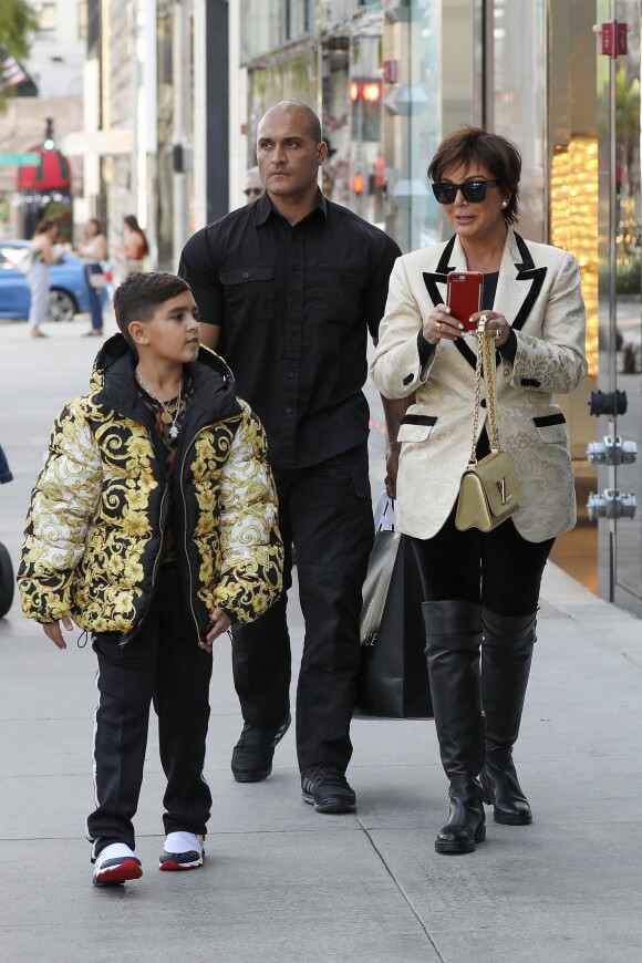Kris Jenner et son petit-fils Mason Disick font du shopping dans les rues de Beverly Hills. Le 18 décembre 2018.