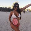 Claudia Romani pose sur la plage avec une sucette géante à Miami, le 8 janvier 2019.