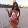 Claudia Romani pose sur la plage avec une sucette géante à Miami, le 8 janvier 2019.