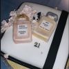 Le gâteau d'anniversaire de Lottie Moss, inspirée des parfums N°5 et Coco Mademoiselle de Chanel. Londres, le 9 janvier 2019.