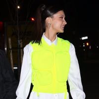 Bella Hadid : En gilet jaune, le top model illumine la nuit new-yorkaise