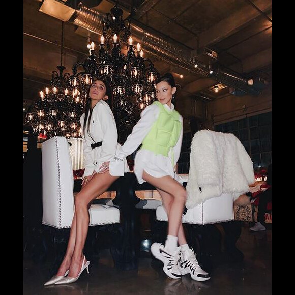 Jesse Jo Stark et Bella Hadid assistent au dîner Louis Vuitton x Chrome Hearts à New York. Le 9 janvier 2019.