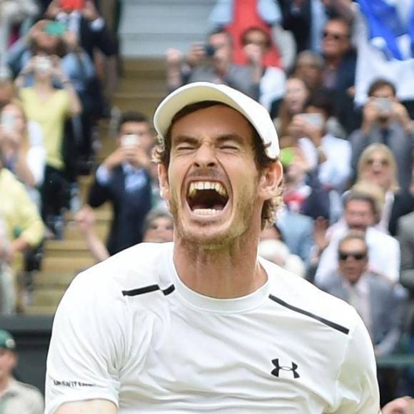 Andy Murray remporte la finale hommes contre Milos Raonic du tournoi de tennis de Wimbledon à Londres, le 10 juillet 2016.