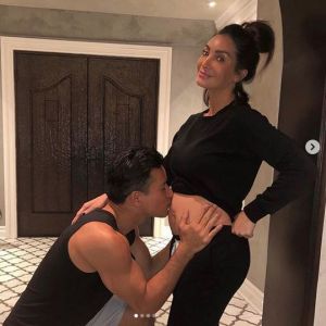 Mario et Courtney Lopez, enceinte, annoncent l'arrivée de leur troisième enfant. Janvier 2019.