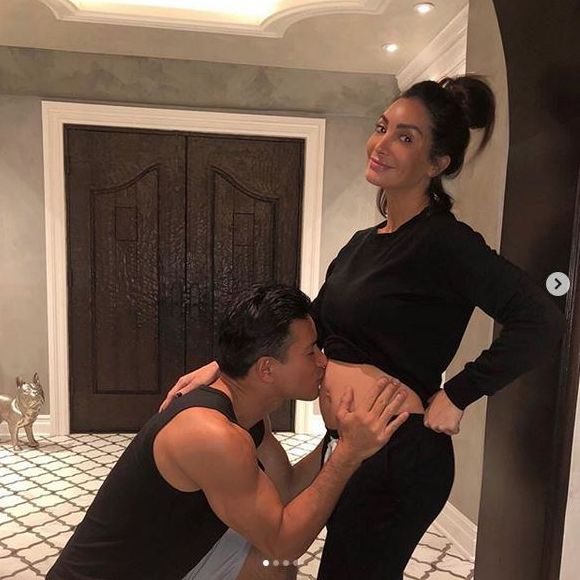 Mario et Courtney Lopez, enceinte, annoncent l'arrivée de leur troisième enfant. Janvier 2019.