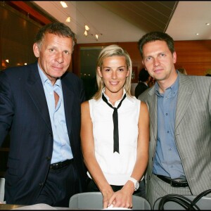 Patrick Poivre d'Arvor, Laurence Ferrari et Thomas Hugues, son ex-mari, prennent la pose tous les trois à Roland Garros en 2005.