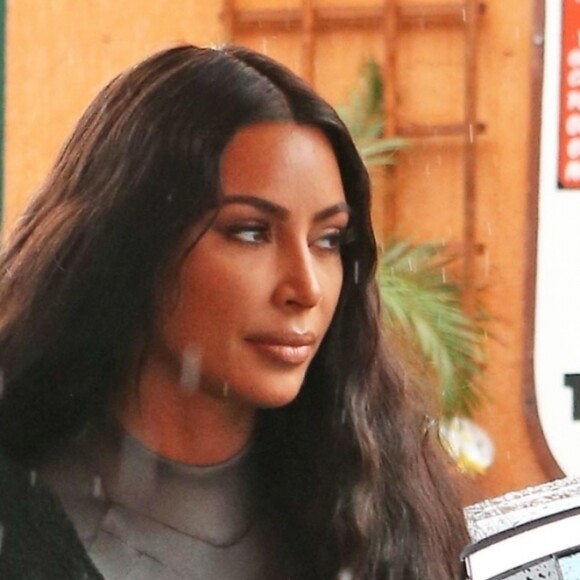 Exclusif - Kim Kardashian et son meilleur ami J. Cheban arrivent ensemble sous la pluie à un déjeuner au restaurant Chin Chin à Studio City, le 14 janvier 2019