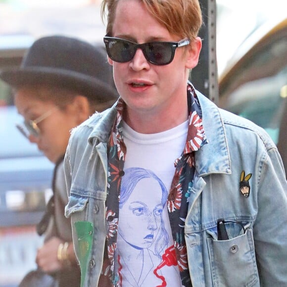 Exclusif - Macaulay Culkin et sa compagne Brenda Song arrivent à New York le 26 aout 2018.