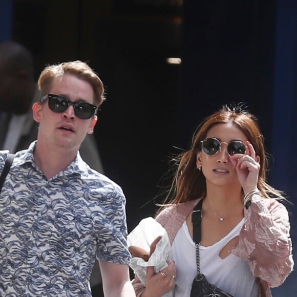 Exclusif - Au lendemain de leur arrivée, Macaulay Culkin et sa compagne Brenda Song profitent d'une belle journée ensoleillée pour se promener dans les rues de Paris avec un ami. Le 11 août 2018