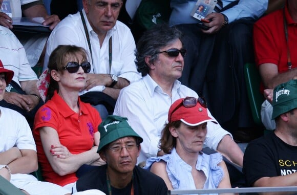 Isabelle Huppert et son mari Ronald Chammah lors du tournoi de tennis de Roland Garros à Paris, le 5 juin 2010.