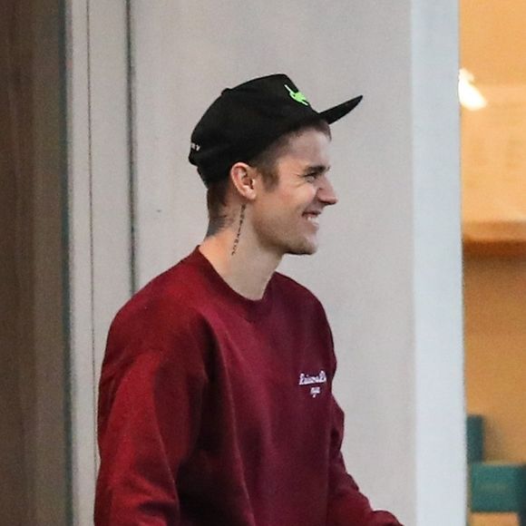 Justin Bieber arrive sous la pluie au restaurant Mainland Poke accompagné de son garde du corps à Beverly Hills, Los Angeles, le 16 janvier 2019