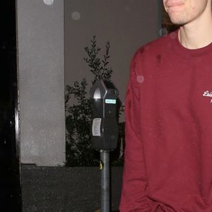 Exclusif - Justin Bieber arrive sous la pluie au restaurant Craig à West Hollywood, Los Angeles, le 16 janvier 2019
