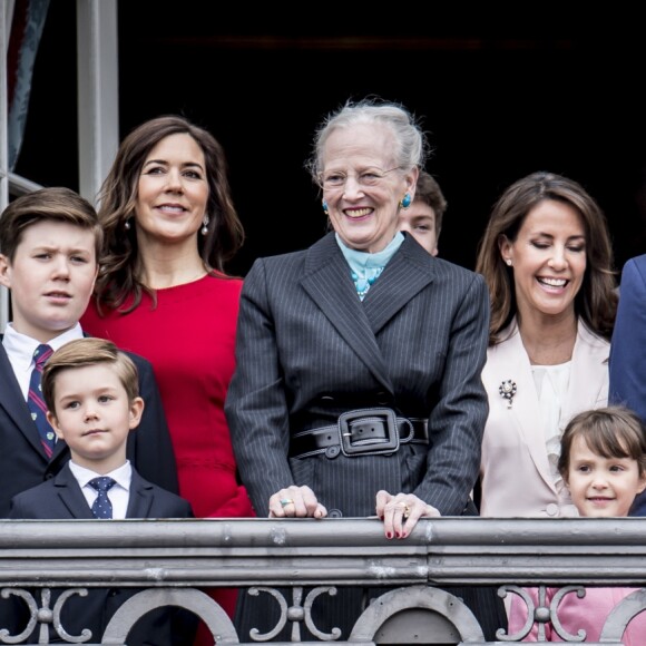 La reine Margrethe II entourée des princesses Mary et Marie ainsi que du prince Joachim et de tous ses petits-enfants - la princesse Josephine, la princesse Isabella, le prince Vincent, le prince Christian, le prince Felix, le prince Nikolai, la princesse Athena et le prince Henrik - au balcon du palais royal d'Amalienborg pour son 78e anniversaire le 16 avril 2018 à Copenhague.