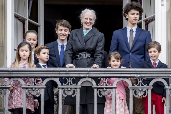 La reine Margrethe II entourée de tous ses petits-enfants - la princesse Josephine, la princesse Isabella, le prince Vincent, le prince Christian, le prince Felix, le prince Nikolai, la princesse Athena et le prince Henrik - au balcon du palais royal d'Amalienborg pour son 78e anniversaire le 16 avril 2018 à Copenhague.