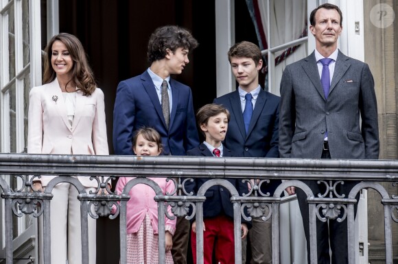 La princesse Marie et le prince Joachim de Danemark avec leurs enfants le prince Nikolai, le prince Felix, la princesse Athena et le prince Henrik au balcon du palais royal d'Amalienborg pour le 78e anniversaire de la reine Margrethe II de Danemark le 16 avril 2018 à Copenhague.
