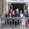 La reine Margrethe II entourée des princesses Mary et Marie ainsi que du prince Joachim et de tous ses petits-enfants - la princesse Josephine, la princesse Isabella, le prince Vincent, le prince Christian, le prince Felix, le prince Nikolai, la princesse Athena et le prince Henrik - au balcon du palais royal d'Amalienborg pour son 78e anniversaire le 16 avril 2018 à Copenhague.
