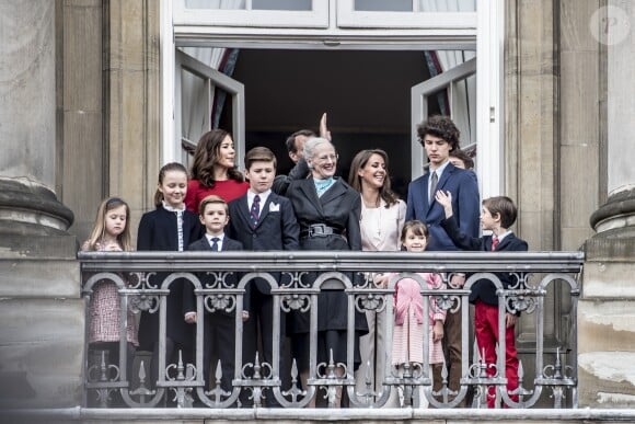 La reine Margrethe II entourée des princesses Mary et Marie ainsi que du prince Joachim et de tous ses petits-enfants - la princesse Josephine, la princesse Isabella, le prince Vincent, le prince Christian, le prince Felix, le prince Nikolai, la princesse Athena et le prince Henrik - au balcon du palais royal d'Amalienborg pour son 78e anniversaire le 16 avril 2018 à Copenhague.