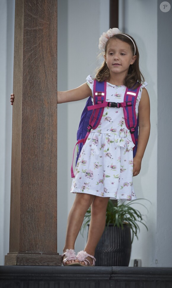 La princesse Athena de Danemark, 5 ans, faisait le 11 août 2017 sa rentrée des classes au niveau 0 à l'école des soeurs de Saint-Joseph (Sct. Joseph Søstrenes Skole) à Ordrup, au nord de Copenhague. La fille du prince Joachim et de la princesse Marie a été intimidée par la présence des photographes de presse au domicile familial de Klampenborg, avant de partir pour son premier jour d'école.
