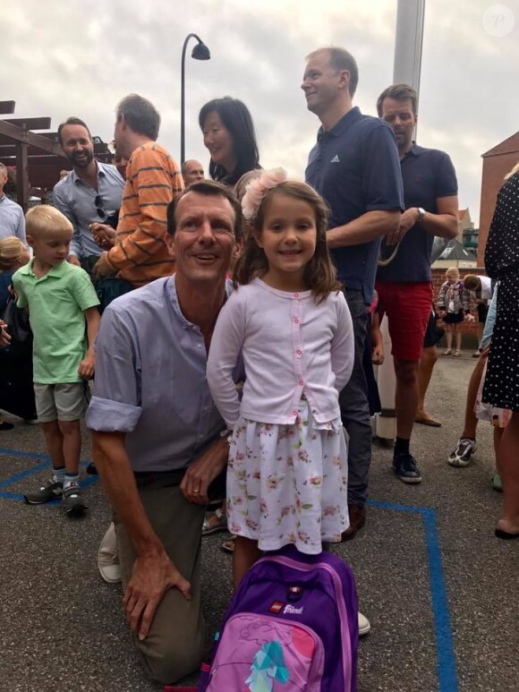 La princesse Athena de Danemark, 5 ans, photographiée le 11 août 2017 par sa mère la princesse Marie avec son père le prince Joachim lors de sa rentrée des classes au niveau 0 à l'école des soeurs de Saint-Joseph (Sct. Joseph Søstrenes Skole) à Ordrup, au nord de Copenhague.