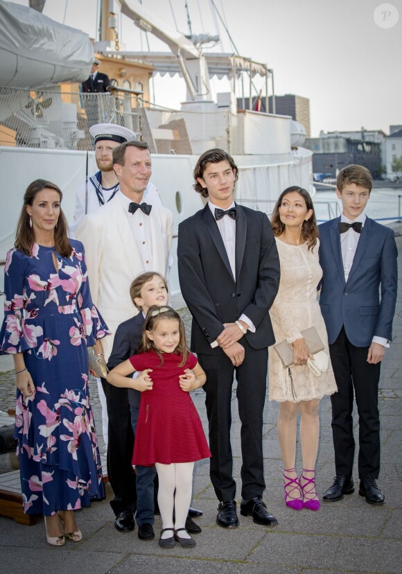 La princesse Mary de Danemark, le prince Joachim, leurs enfants le prince Henrik et la princesse Athena, le prince Nikolai, la comtesse Alexandra et le prince Felix prêts à monter à bord du yacht royal Dannebrog pour fêter le 18ème anniversaire du prince Nikolai à Copenhague le 28 août 2017.