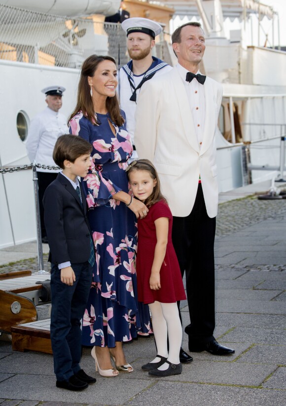La princesse Mary de Danemark, le prince Joachim et leurs enfants le prince Henrik et la princesse Athena prêts à monter à bord du yacht royal Dannebrog pour fêter le 18ème anniversaire du prince Nikolai à Copenhague le 28 août 2017.