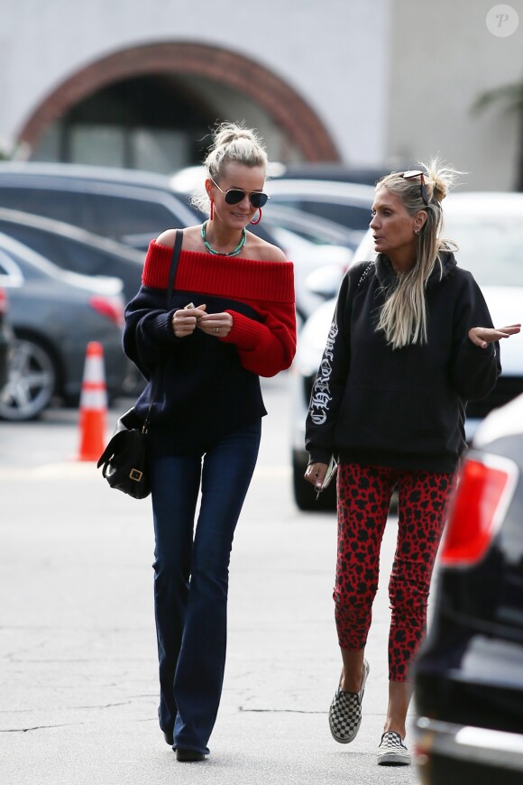 Laeticia Hallyday va déjeuner avec son amie Christina au "Brentwood Country Mart" à Brentwood, Los Angeles, Californie, Etats-Unis, le 10 janvier 2019