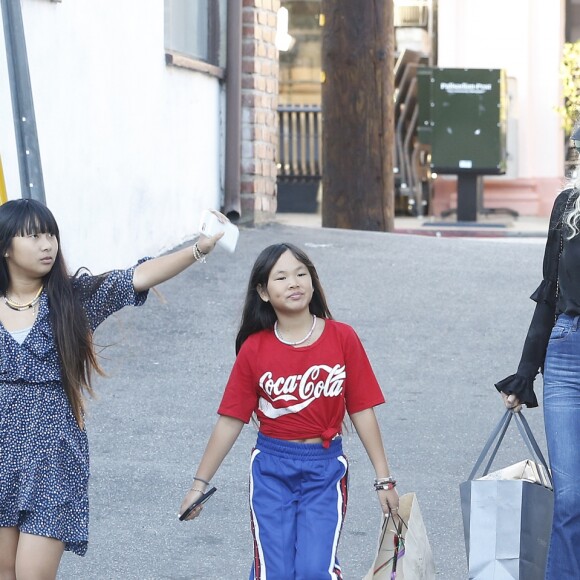 Laeticia Hallyday et ses filles Jade et Joy sont allées faire du shopping dans les boutiques "Petit Ami" (magasin de vêtements pour enfants) et "Elyse Walker" à Los Angeles. Son amie Christina est venue les rejoindre pour aller déjeuner au Blue Ribbon Sushi au Pacific Village. Le 17 décembre 2018