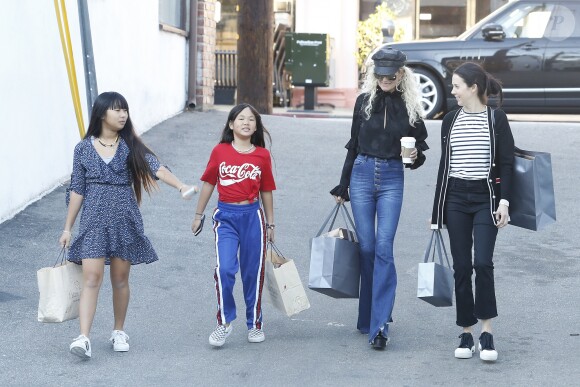 Laeticia Hallyday et ses filles Jade et Joy sont allées faire du shopping dans les boutiques "Petit Ami" (magasin de vêtements pour enfants) et "Elyse Walker" à Los Angeles. Son amie Christina est venue les rejoindre pour aller déjeuner au Blue Ribbon Sushi au Pacific Village. Le 17 décembre 2018