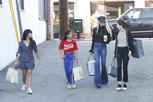 Laeticia Hallyday et ses filles Jade et Joy sont allées faire du shopping dans les boutiques "Petit Ami" (magasin de vêtements pour enfants) et "Elyse Walker" à Los Angeles. Son amie Christina est venue les rejoindre pour aller déjeuner au Blue Ribbon Sushi au Pacific Village. Le 17 décembre 2018
